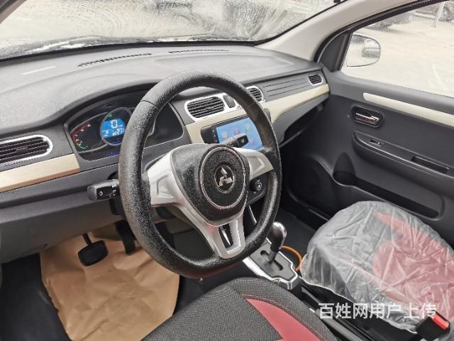 鴻日電動(dòng)轎車