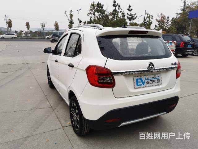 鴻日電動(dòng)轎車