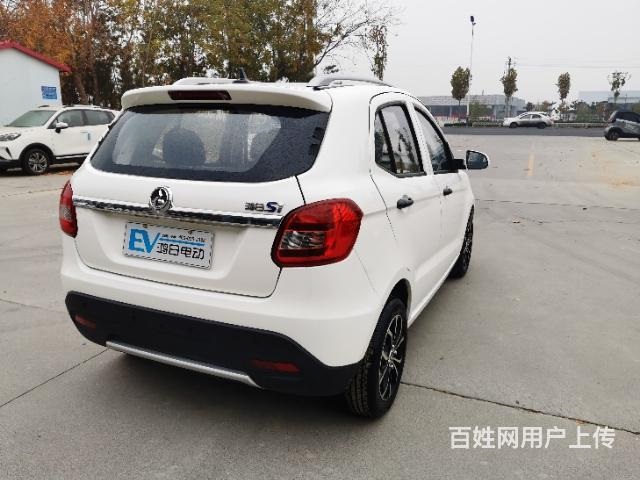 鴻日電動(dòng)轎車