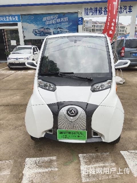 九九成新麗馳電動(dòng)轎車(chē)