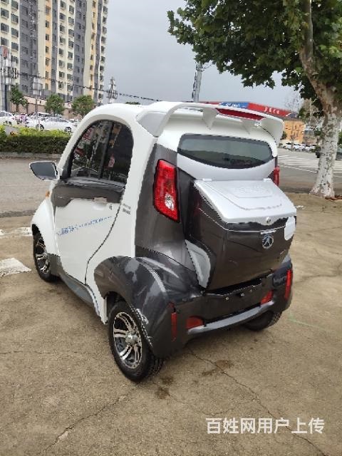 九九成新麗馳電動(dòng)轎車(chē)