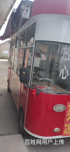 嶄新的四輪油電混動(dòng)的餐車