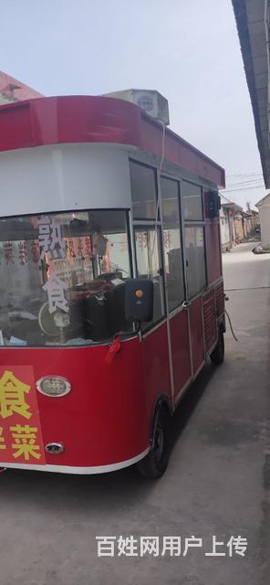 嶄新的四輪油電混動(dòng)的餐車