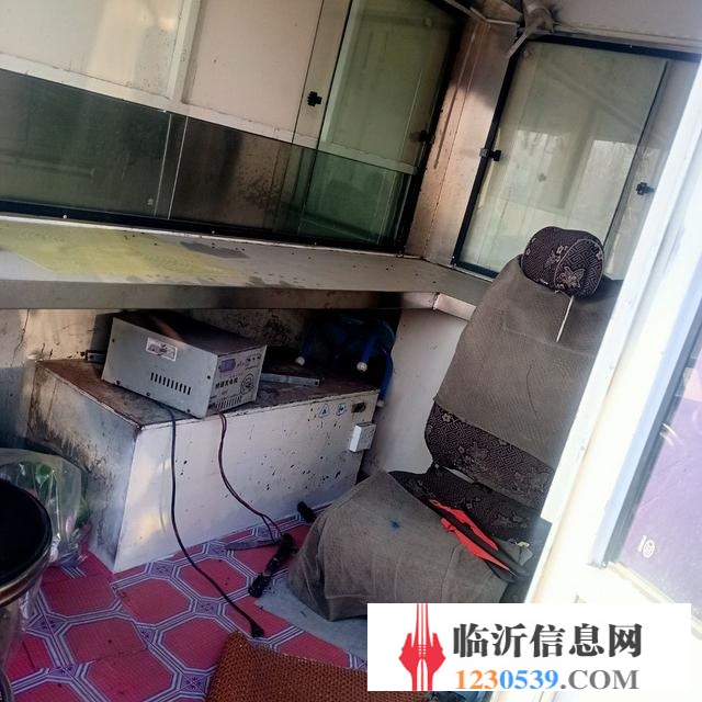 18年移動(dòng)餐車