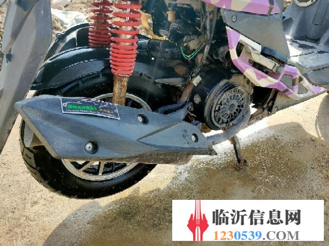踏板摩托車