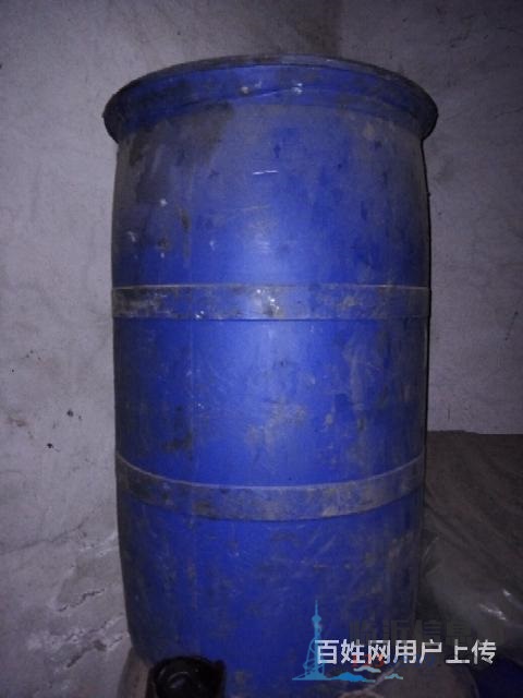 200升的藍色塑料桶