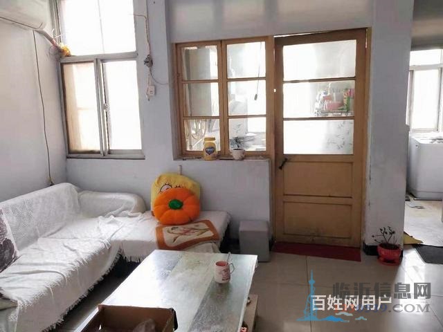 家屬院，與一墻之隔，上學(xué)方便 出行方便 周邊配套設(shè)施