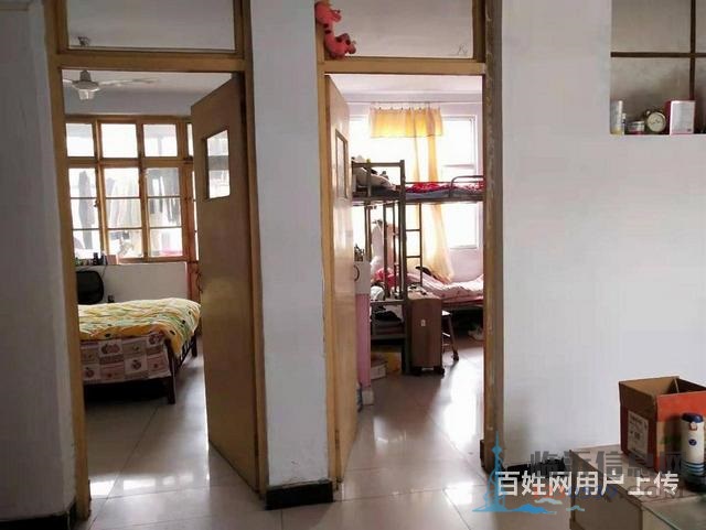 家屬院，與一墻之隔，上學(xué)方便 出行方便 周邊配套設(shè)施
