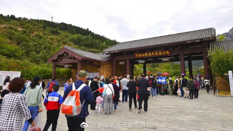 臨沂一景區(qū)游客墜亡：因翻護(hù)欄撿手機(jī)