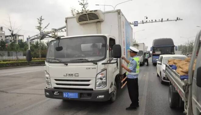 臨沂交警開(kāi)展貨車(chē)交通違法整治行動(dòng) 凈化高考環(huán)境