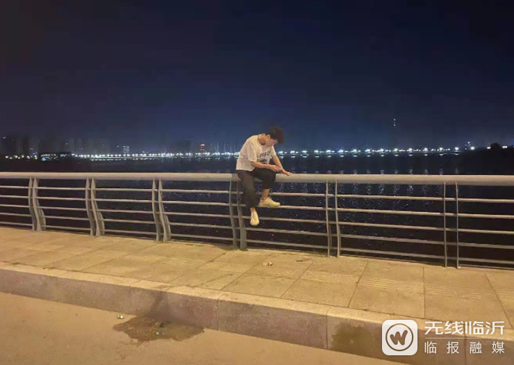 臨沂一男孩稱生活不如意喝了點(diǎn)酒，坐在沂河橋欄桿欲跳河自殺
