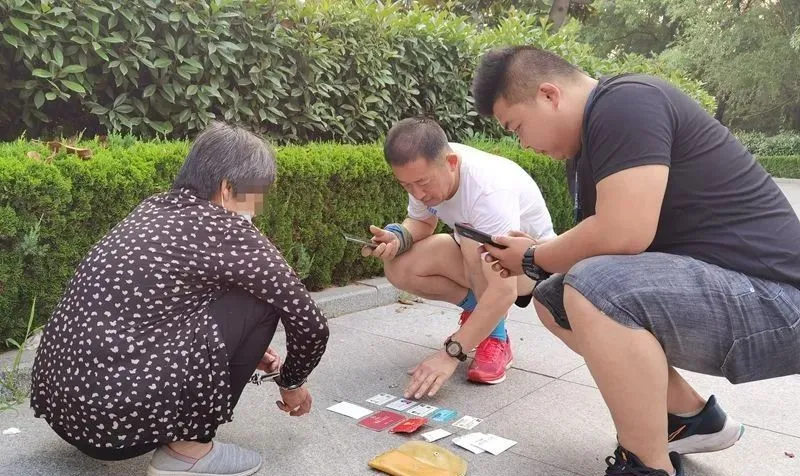 被抓現(xiàn)行！早市女扒手落網(wǎng)