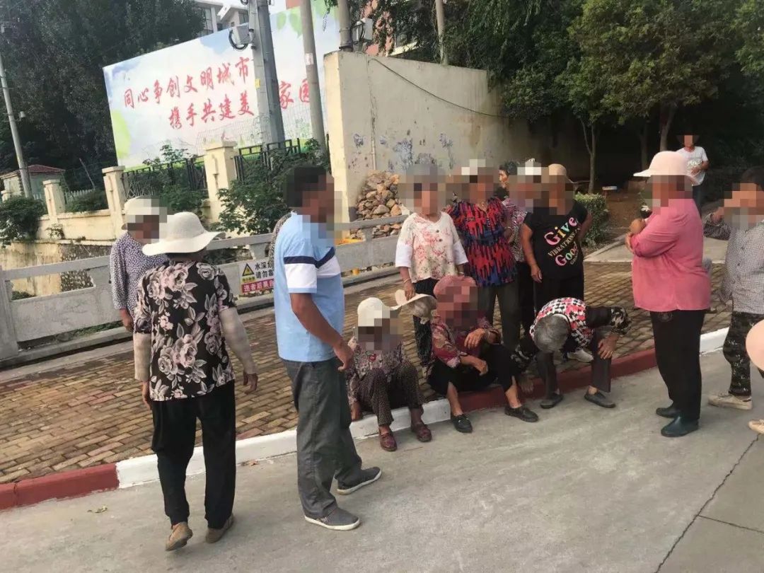 【聚焦“兩路兩車”】真能“裝”!臨沂一輛面包車核載9人實(shí)載16人