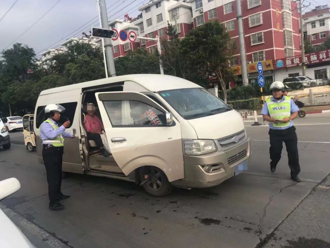 【聚焦“兩路兩車”】真能“裝”!臨沂一輛面包車核載9人實(shí)載16人