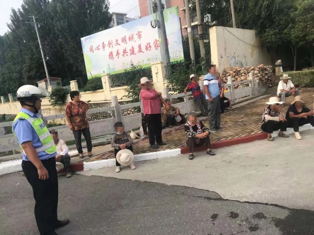 【聚焦“兩路兩車”】真能“裝”!臨沂一輛面包車核載9人實(shí)載16人