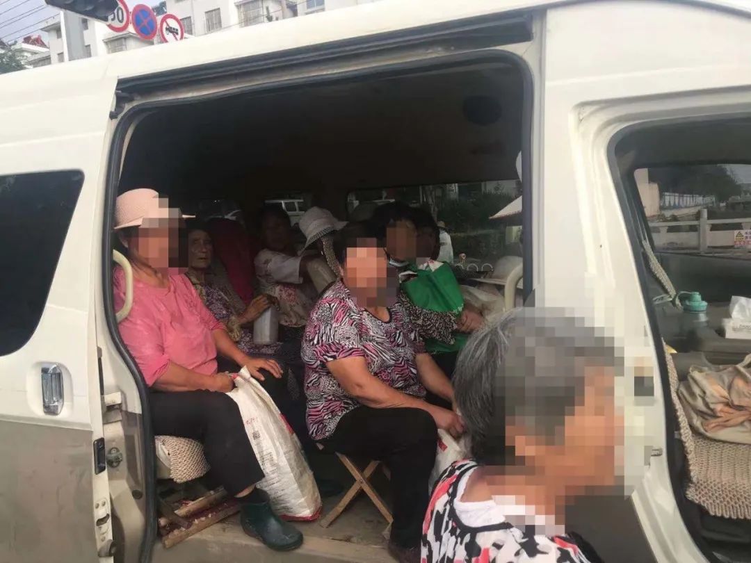 【聚焦“兩路兩車”】真能“裝”!臨沂一輛面包車核載9人實(shí)載16人