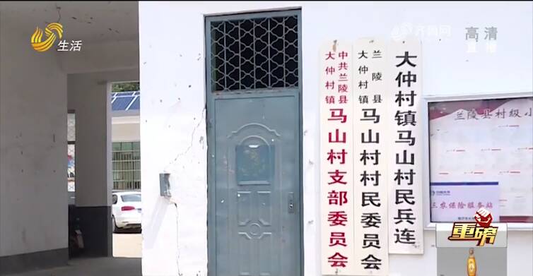 臨沂一居民樓樓頂?shù)袈渌鄩K 汽車被砸難處理