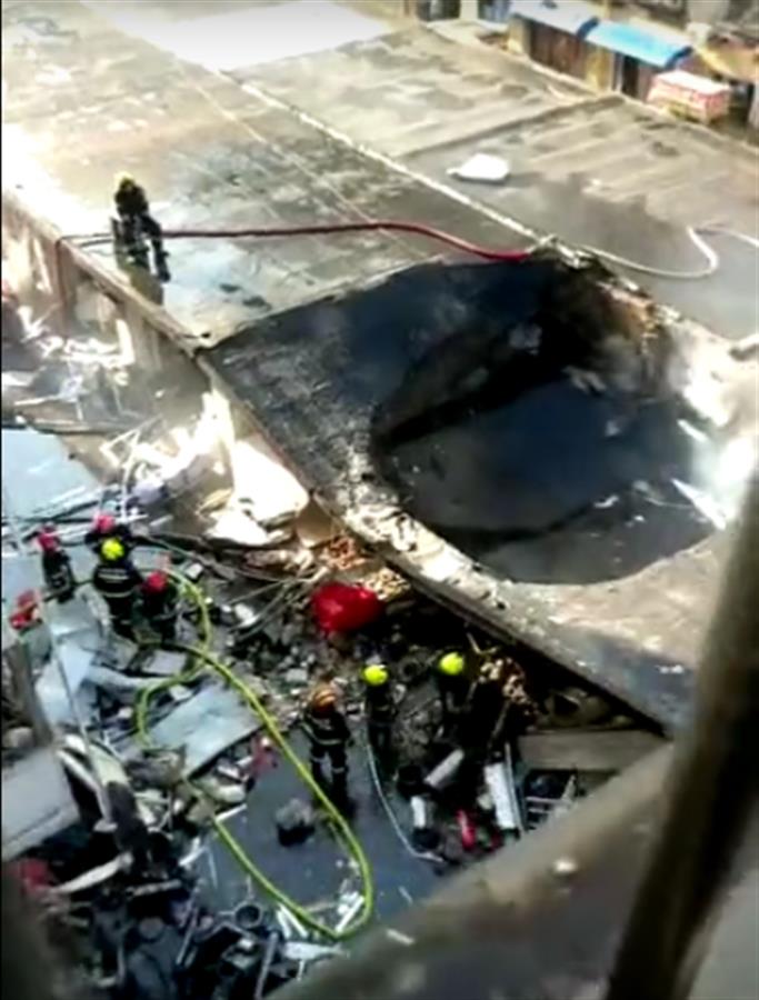山東臨沂一平房煤氣罐爆炸擊穿屋頂，無人員傷亡
