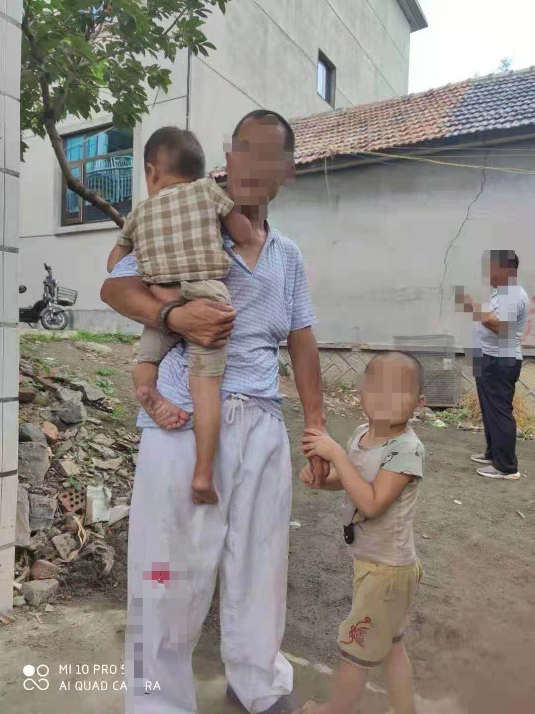 男子與智障女子生9娃引關(guān)注，鎮(zhèn)政府：8個(gè)孩子已落戶，積極做當(dāng)事人節(jié)育工作，男子表示不再生