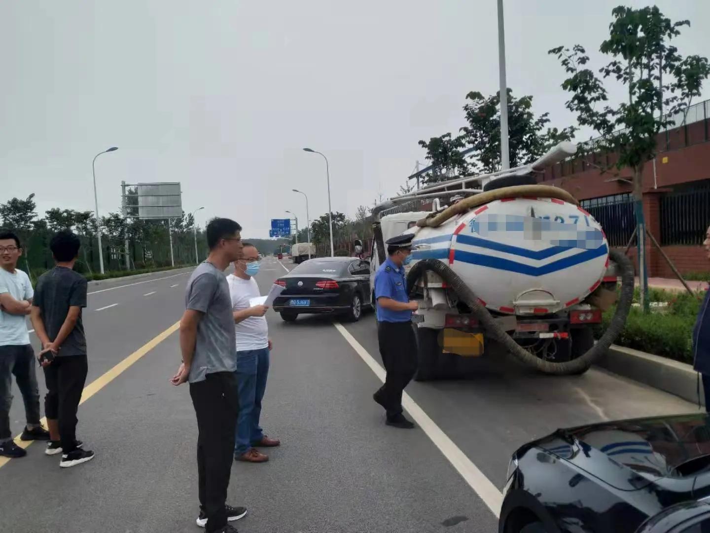 吸糞車偷排糞水進(jìn)雨水井，城管及時(shí)查處