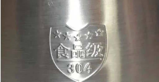 “奪命保溫杯”遭央視多次曝光，熱水進(jìn)毒水出，大家要提高警惕