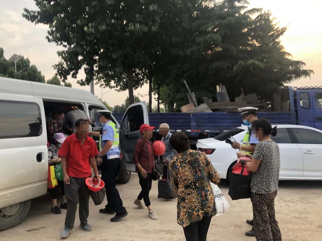 驚呆！一輛面包車拉了30人，被民警精準查處！