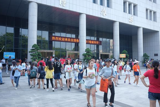 大學(xué)畢業(yè)后才發(fā)現(xiàn)，省外就讀和省內(nèi)就讀差別大，幸虧當(dāng)初沒選錯(cuò)