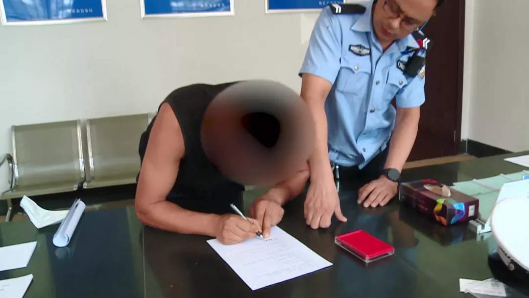 臨沂男子醉駕三輪追尾半掛貨車 受傷后躺地耍酒瘋