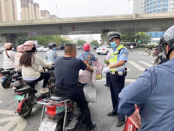 還不戴頭盔？臨沂公安交警“遞進(jìn)式智慧勸導(dǎo)”，多人已“嘗鮮”