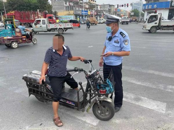 還不戴頭盔？臨沂公安交警“遞進(jìn)式智慧勸導(dǎo)”，多人已“嘗鮮”