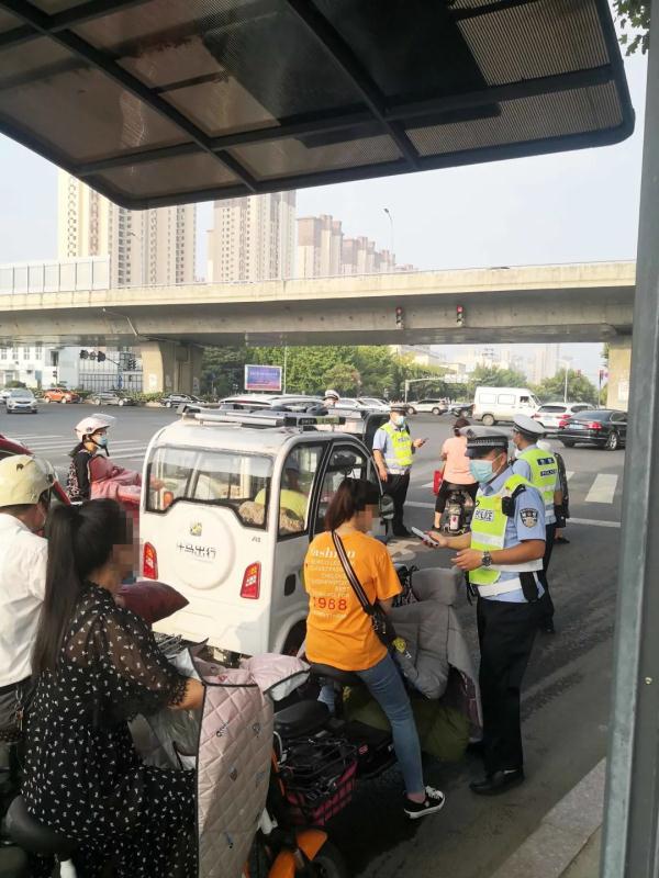 還不戴頭盔？臨沂公安交警“遞進(jìn)式智慧勸導(dǎo)”，多人已“嘗鮮”