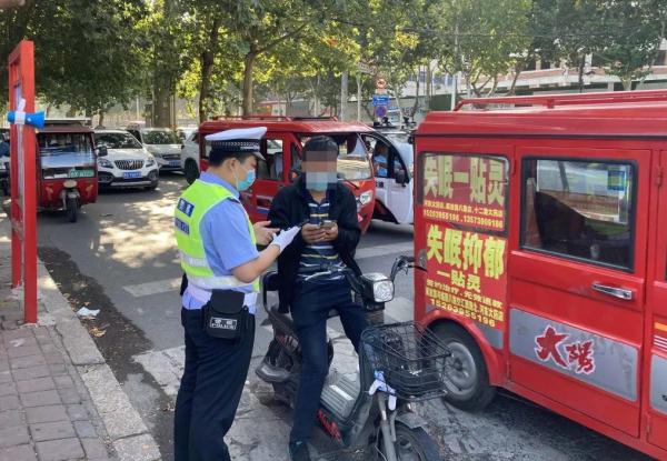 還不戴頭盔？臨沂公安交警“遞進(jìn)式智慧勸導(dǎo)”，多人已“嘗鮮”