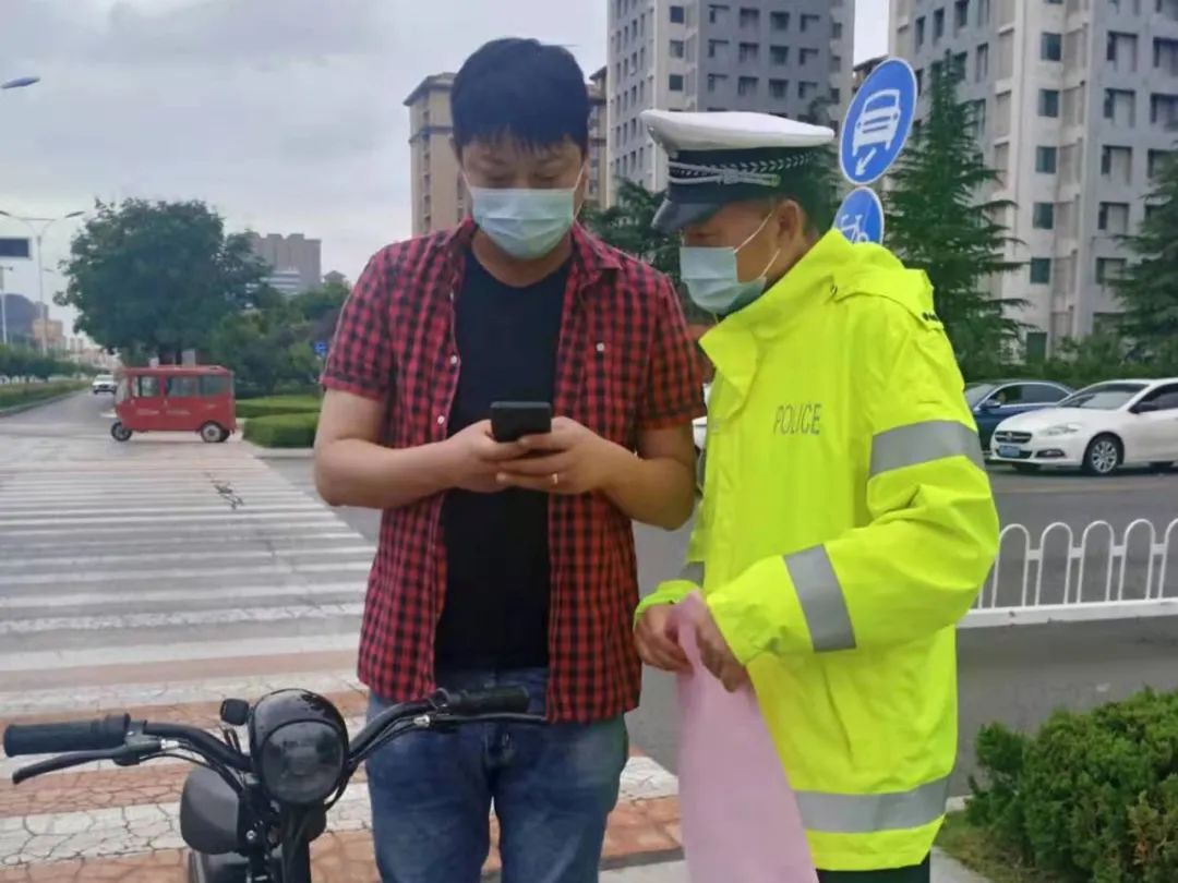 佩戴頭盔，安全出行！