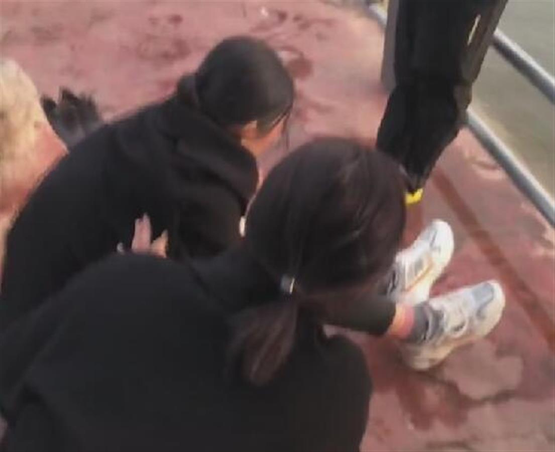 山東臨沂一女子跳河輕生獲救：有人下水拉人，有人脫衣結(jié)繩