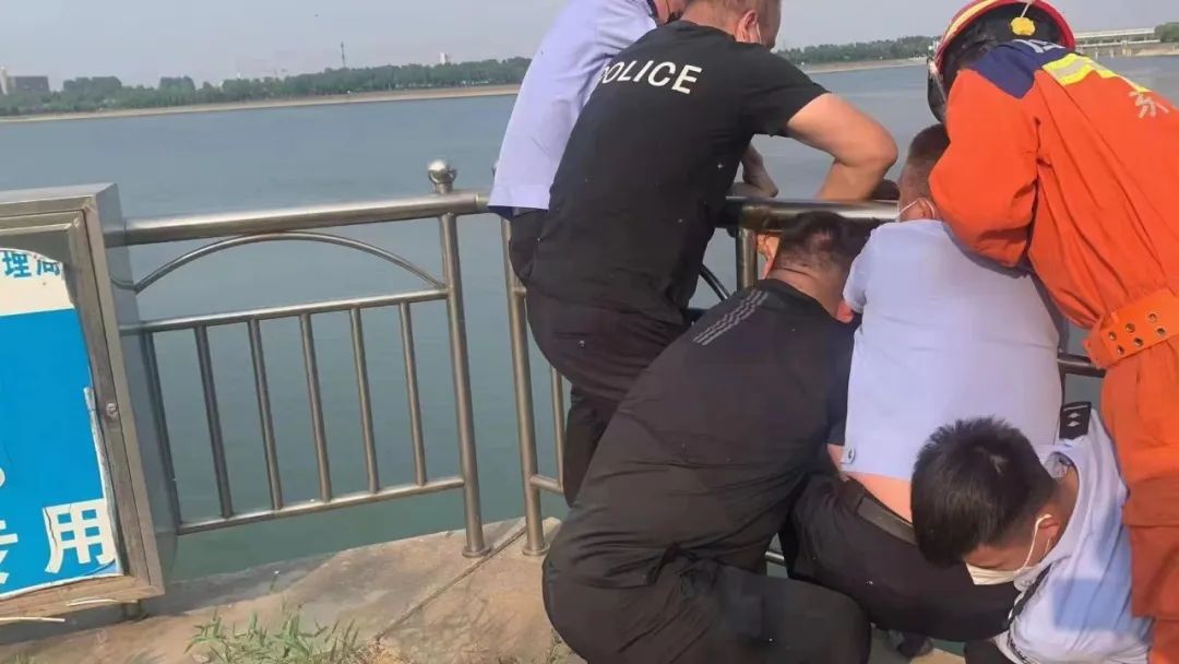【學(xué)悟見創(chuàng)】女子欲跳河輕生，生死瞬間民警一把拉回