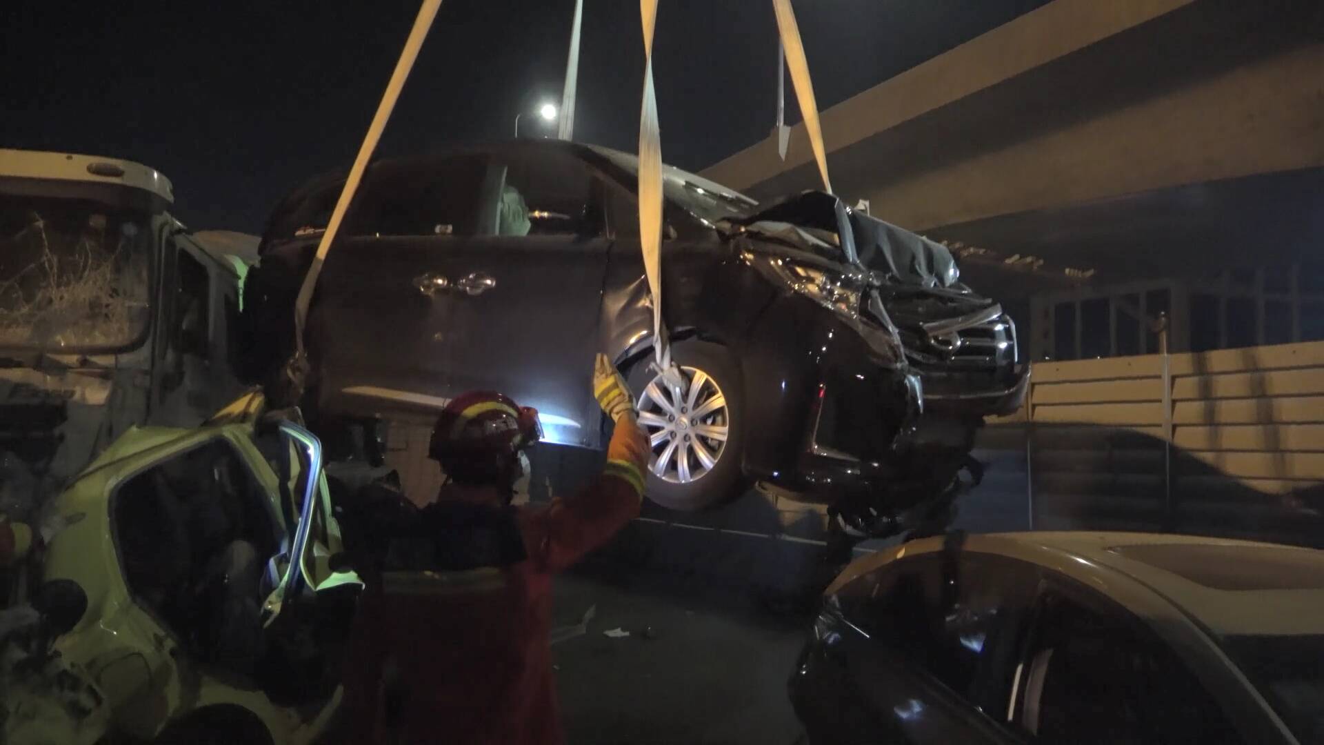 臨沂五車追尾 中間轎車“疊羅漢”消防員從壓扁轎車夾縫中救出被困人員