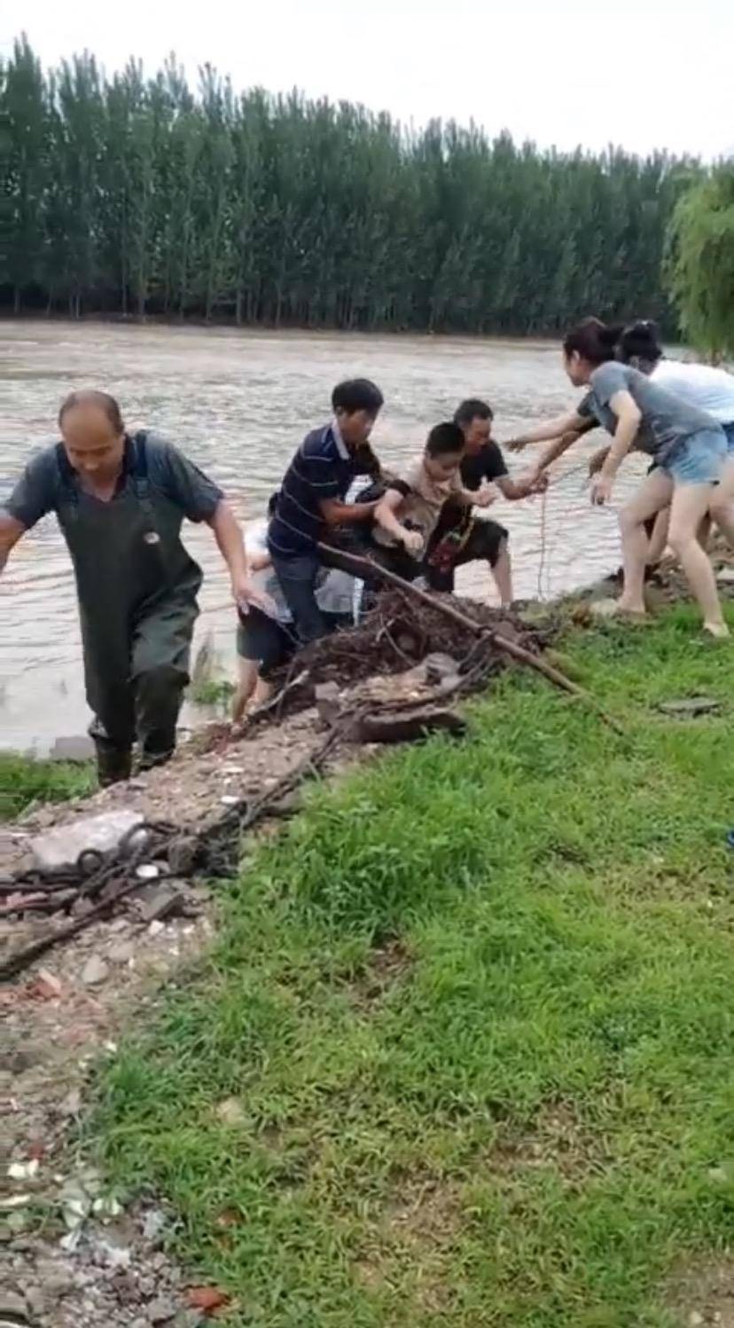 “就算我被沖走也值了！”臨沂70歲老人急流中救下落水男孩