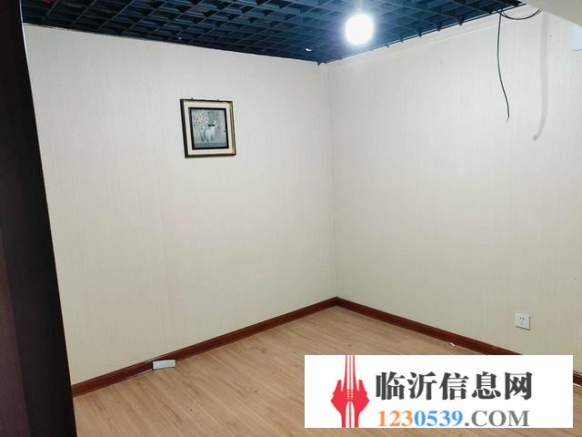 (益鋪)九州購(gòu)物對(duì)過(guò)怡海國(guó)際新城南門(mén)沿街商鋪低價(jià)轉(zhuǎn)讓 位于